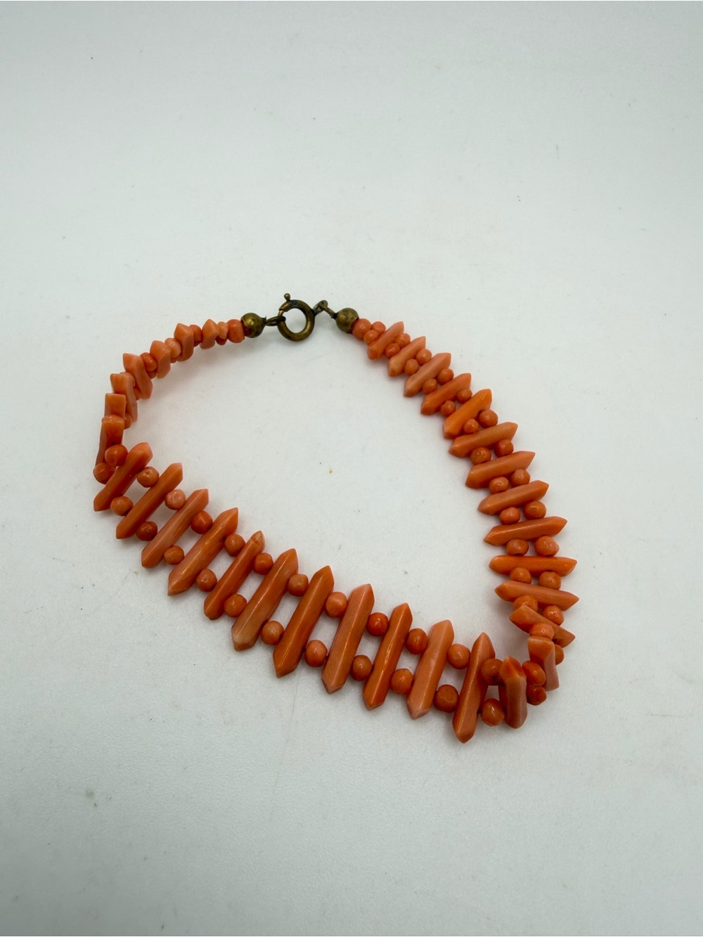 ~7.5" VTG graduated Salmon Coral beaded bracelet w/ antique gold tone clasp!